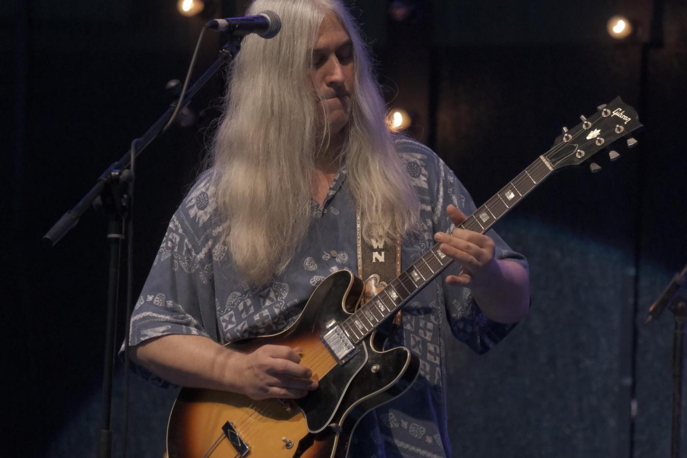 Personel Young Gun Silver Fox mengenakan kemeja abu-abu dengan corak seperti batik.